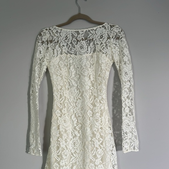 Pinko Cream Long Sleeve lace Dress
Size 4 - Picture 5 of 13